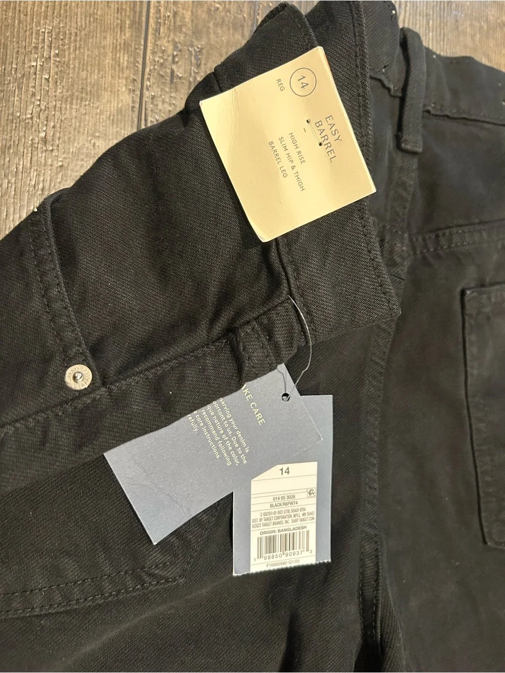 NWT Women’s Black Relaxed Fit Jeans - Picture 3 of 5